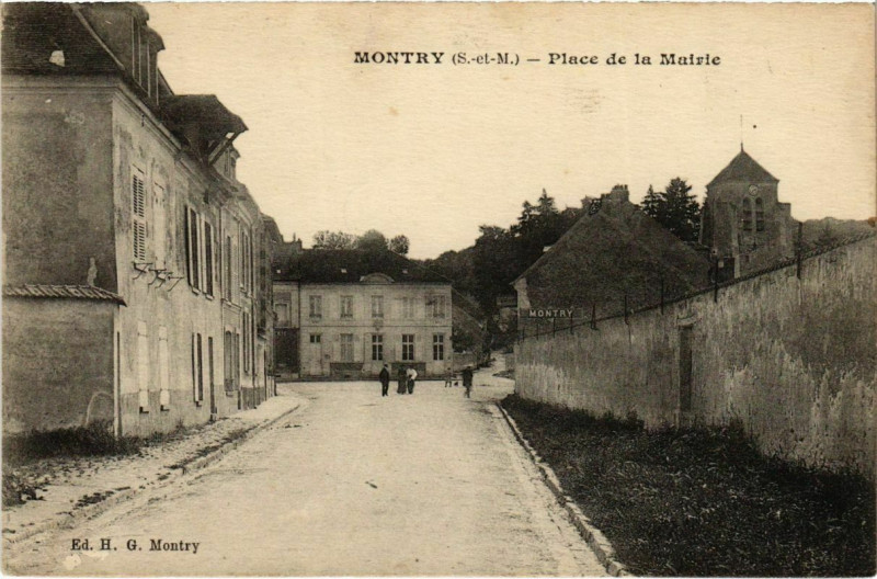 Carte postale ancienne Montry - Place de la Mairie  à Montry