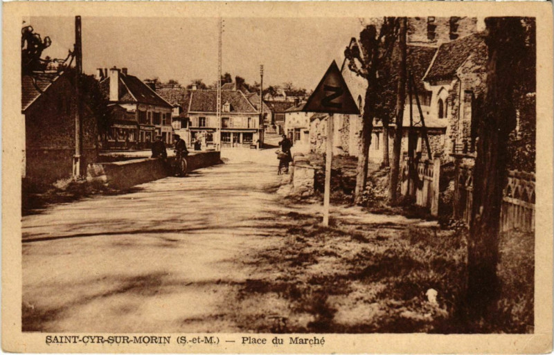 Carte postale ancienne Saint-Cyr-sur-Morin - Place du Marche  à Saint-Cyr-sur-Morin