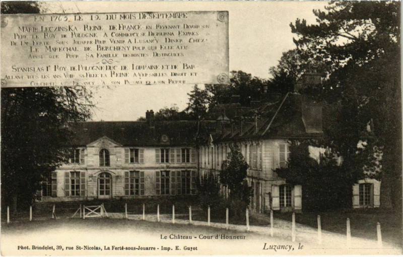 Carte postale ancienne Luzancy - Le Chateau - Cour d'Honneur  à Luzancy