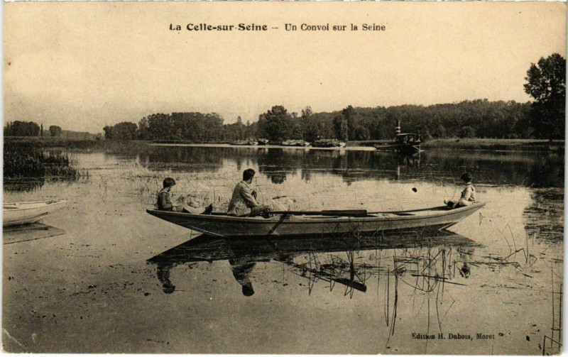 Carte postale ancienne La Celle-sur-Seine - Un Convoi sur la Seine 