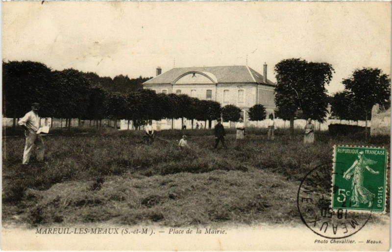 Carte postale ancienne Mareuil-les-Meaux - Place de la Mairie  à Mareuil-lès-Meaux