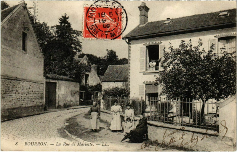 Carte postale ancienne Bourron - La Rue de Marlotte 