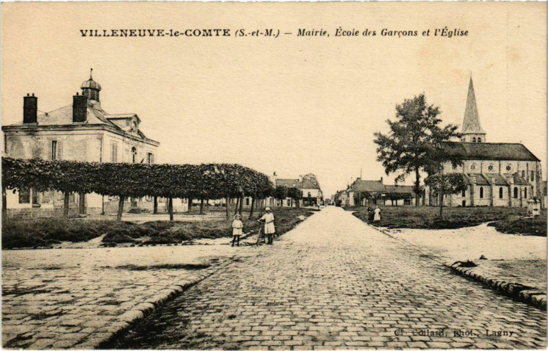 Carte postale ancienne Villeneuve-le-Comte - Mairie - Ecole des Garcons et l'Eglise  à Villeneuve-le-Comte