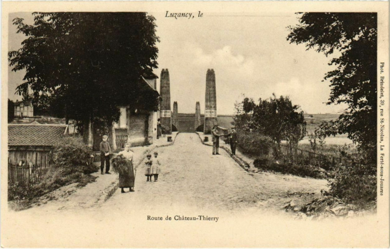 Carte postale ancienne Luzancy - Route de Chateau-Thierry  à Luzancy