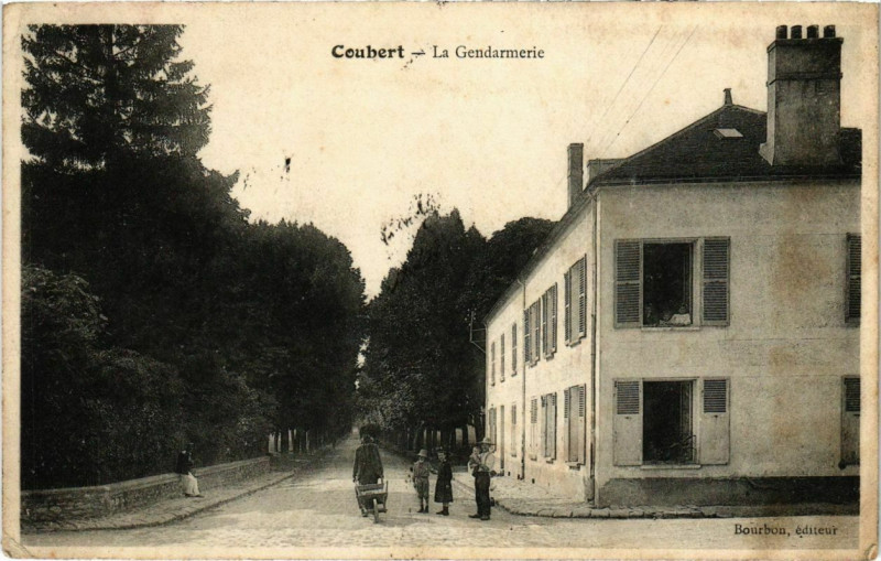 Carte postale ancienne Coubert - La Gendarmerie  à Coubert