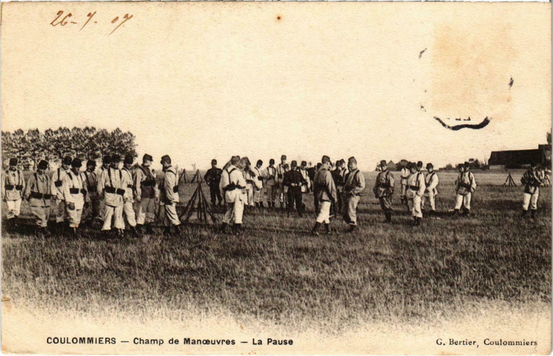 Carte postale ancienne Militaire - Coulommiers - Champ de Manoeuvres - La Pause à Coulommiers