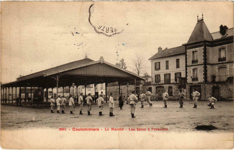 Carte postale ancienne Militaire - Coulommiers - Le Marché - Les bleus a l'exercice à Coulommiers