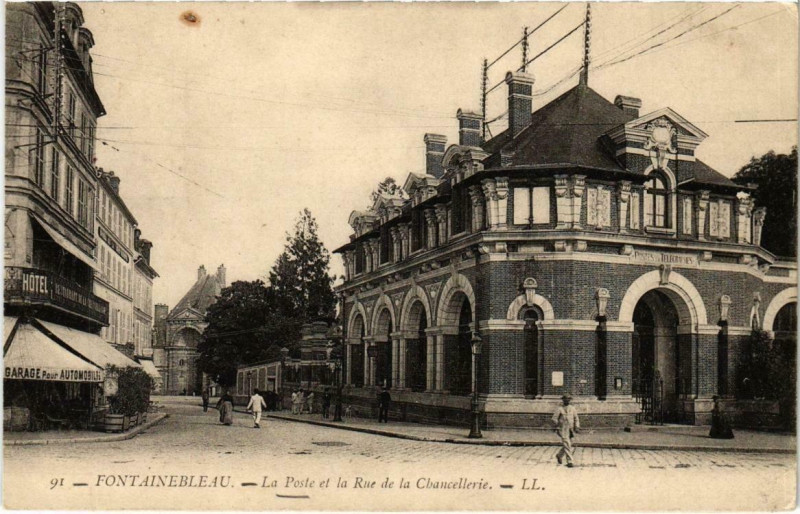 Carte postale ancienne Fontainebleau - La Poste et la Rue de la Chancellerie à Fontainebleau