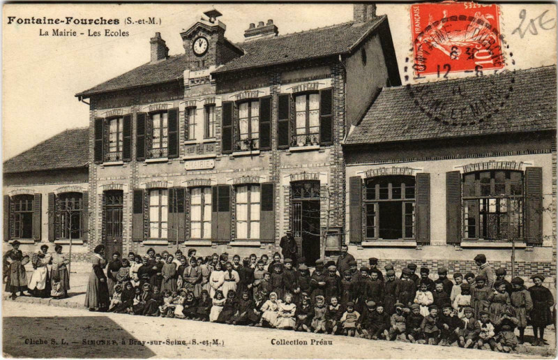 Carte postale ancienne Fontaine-Fourches La Mairie Les Ecoles à Fontaine-Fourches