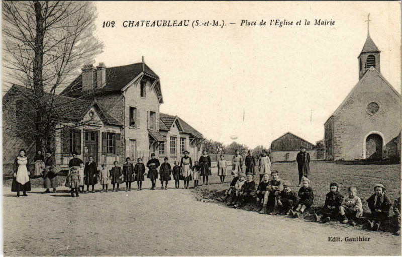 Carte postale ancienne Chateaubleau Place de l'Eglise et la Mairie à Châteaubleau