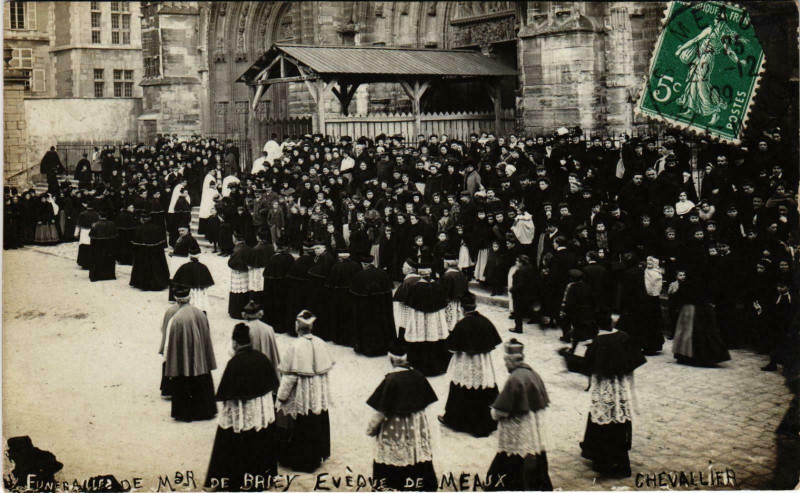 Carte postale ancienne Carte photo Meaux Funérailles de Mar. De Briey Eveque à Meaux