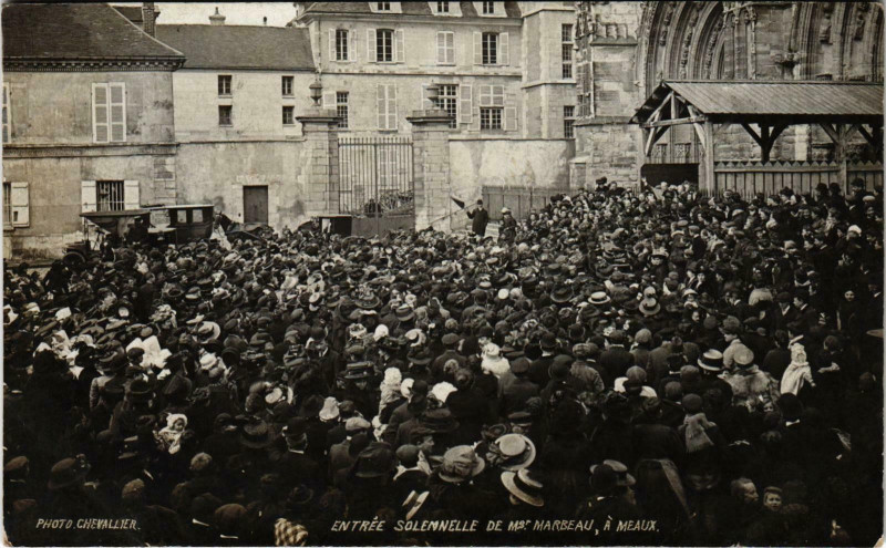 Carte postale ancienne Carte photo Meaux Entrée Solennelle de Ms. Marbeau à Meaux