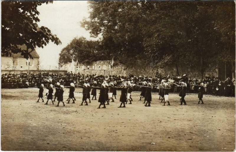 Carte postale ancienne Carte photo Meaux écrite par un enfants aux parents à Meaux