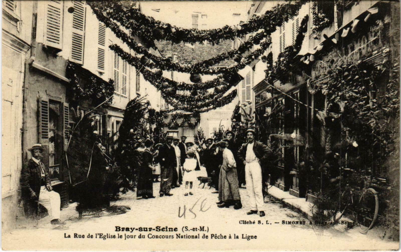 Carte postale ancienne Bray-sur-Seine La Rue de l'Eglise le jour du Concours à Bray-sur-Seine