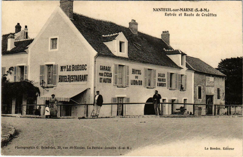 Carte postale ancienne Nanteuil-sur-Marne Entrée et Route de Crouttes à Nanteuil-sur-Marne