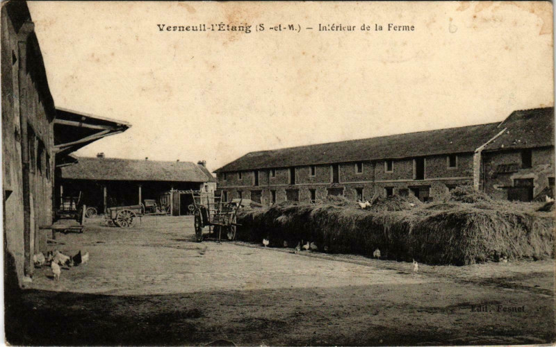 Carte postale ancienne Verneuil-L'Etang Intérieur de la Ferme à Verneuil-l'Étang