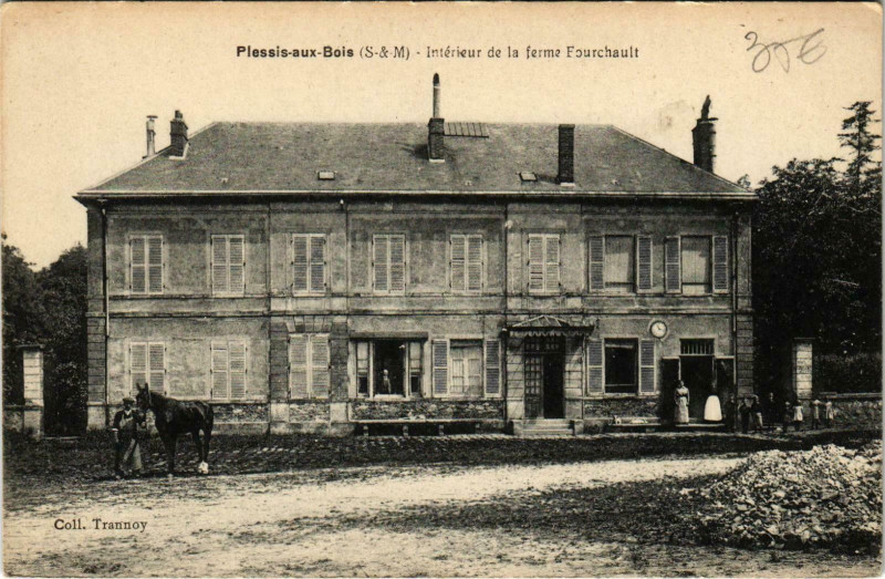 Carte postale ancienne Plessis-aux-Bois Intérieur de la Ferme Fourchault
