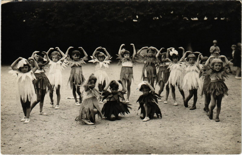 Carte postale ancienne Carte photo Champagne-sur-Seine Photog. A. Pons Enfants en costume à Champagne-sur-Seine