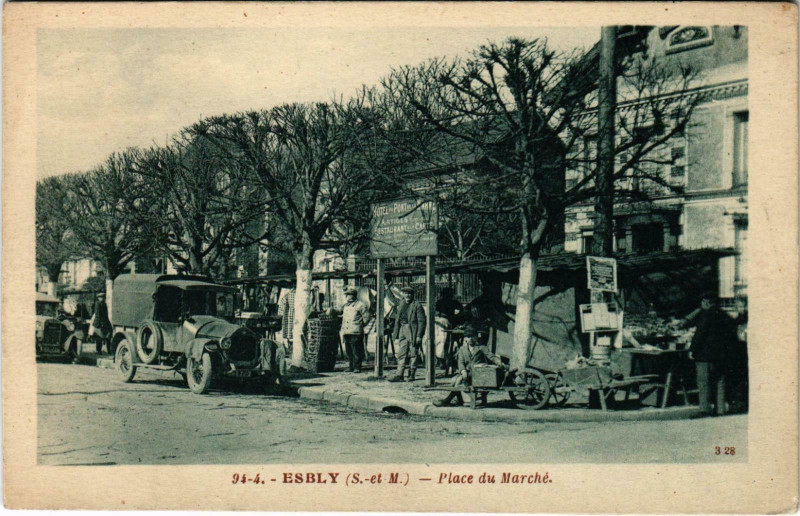 Carte postale ancienne Esbly Place du Marché à Esbly