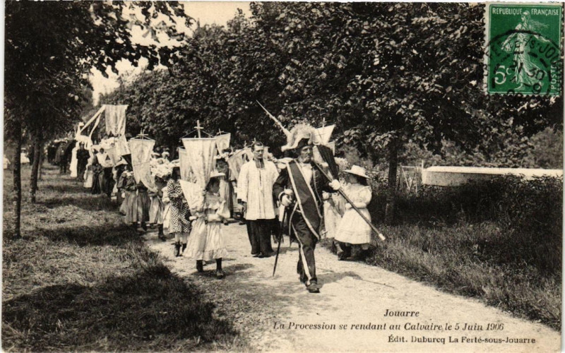 Carte postale ancienne Jouarre La Procession se rendant au Calvaire. à Jouarre