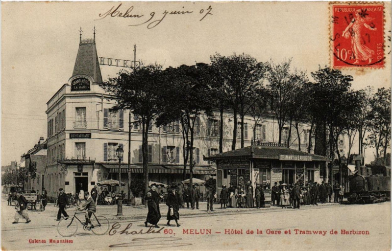 Carte postale ancienne Melun Hotel de la Gare et Tramway de Barbizon. à Melun