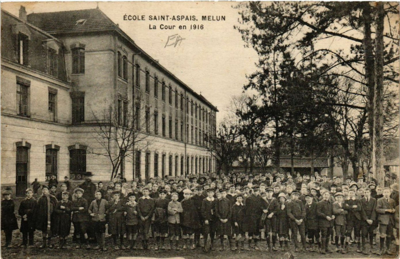 Carte postale ancienne Ecole St-Aspais - Melun - La cour en 1916 à Melun