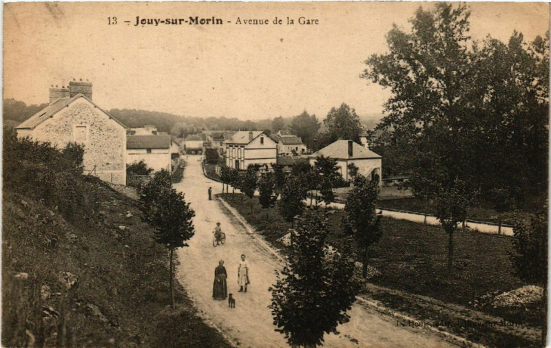 Carte postale ancienne Jouy sur Morin - Avenue de la Gare à Jouy-sur-Morin
