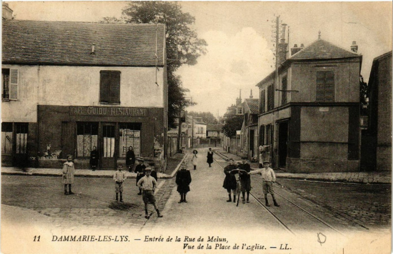 Carte postale ancienne Dammarie-les-Lys - Entrée de la rue de Melun à Dammarie-les-Lys