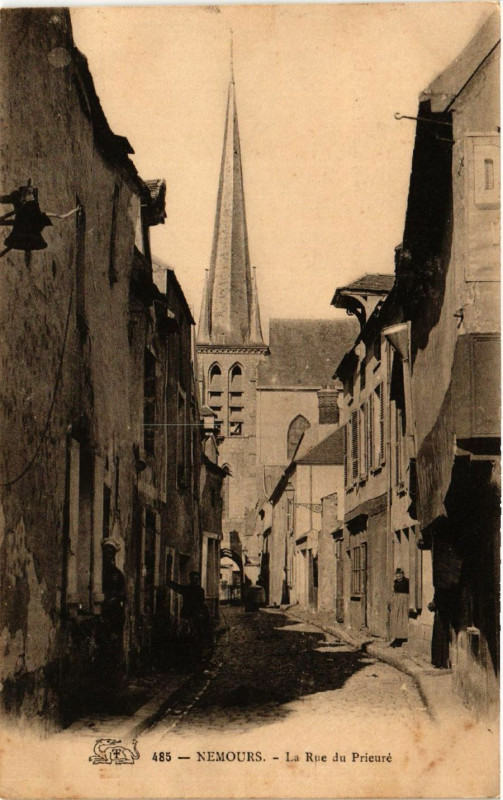 Carte postale ancienne Nemours - La Rue du Prieure à Nemours