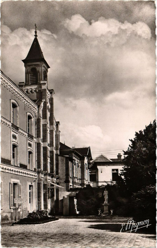 Carte postale ancienne Fontainebleau - Clinique St-Joseph à Fontainebleau