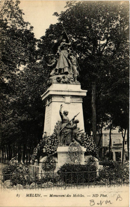 Carte postale ancienne Melun - Monument des Mobiles à Melun