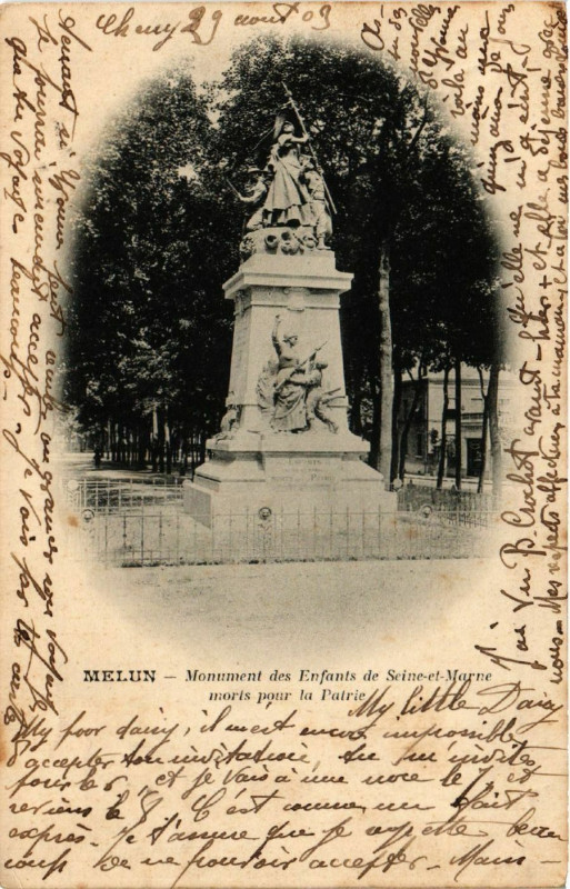 Carte postale ancienne Melun Monument des Enfants de Seine et Marne morts pour la Patrie à Melun