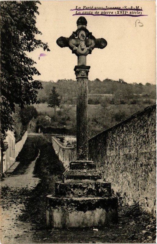 Carte postale ancienne La Ferte sous Jouarre - La croix de pierre à Jouarre