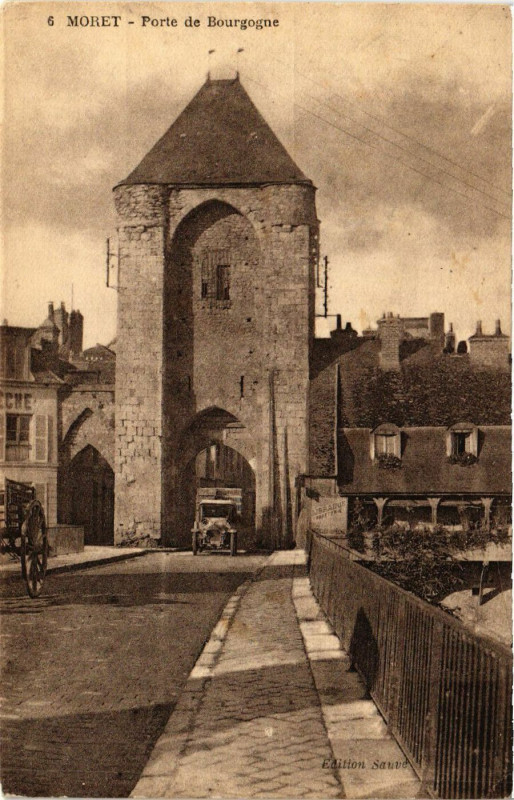Carte postale ancienne Moret - Porte de Bourgogne
