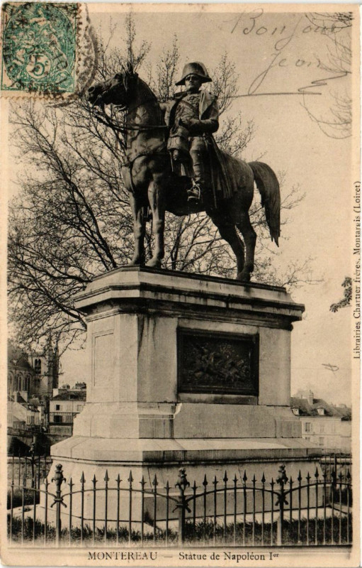 Carte postale ancienne Montereau - Statue de Napoleon