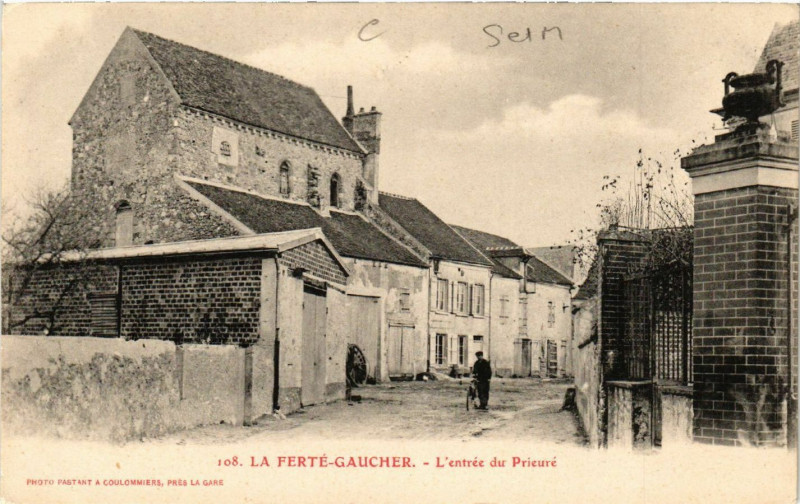 Carte postale ancienne La Ferte-Gaucher - L'Entrée du Prieure à La Ferté-Gaucher