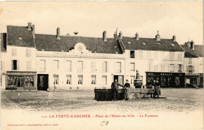Carte postale ancienne La Ferte-Gaucher - Place de l'Hotel de Ville à La Ferté-Gaucher