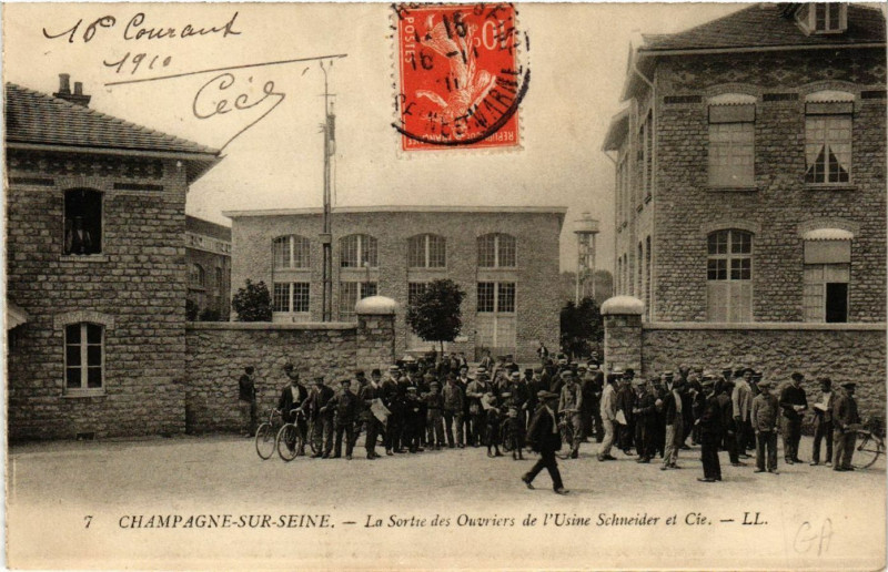 Carte postale ancienne Champagne-sur-Seine La Sortie des Ouvriers de l'Usine Schneider e à Champagne-sur-Seine