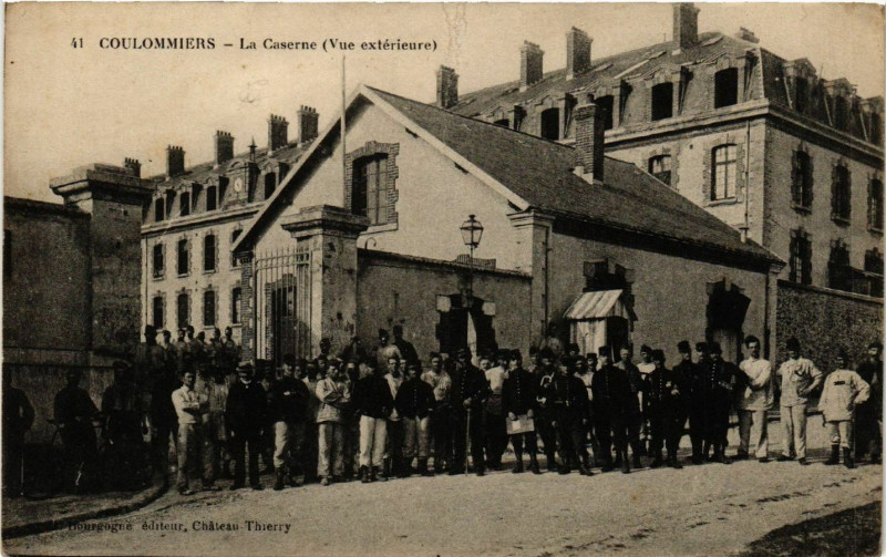 Carte postale ancienne Coulommiers - La Caserne à Coulommiers