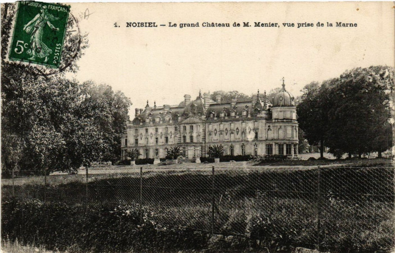 Carte postale ancienne Le grand Château de M. Menier, vue prise de la Marne à Noisiel