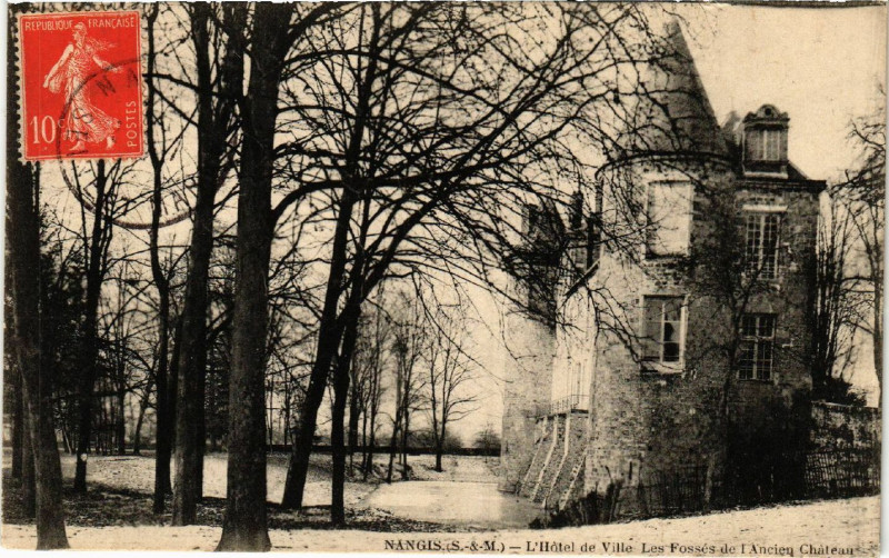 Carte postale ancienne L'Hôtel de Ville - Les Fossés de L'Ancien Château à Nangis