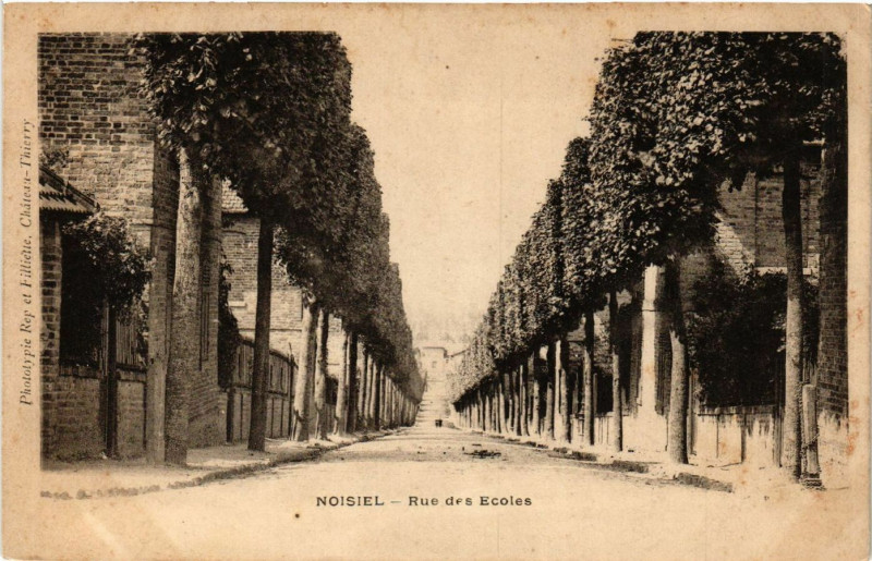 Carte postale ancienne Rue des Ecoles à Noisiel