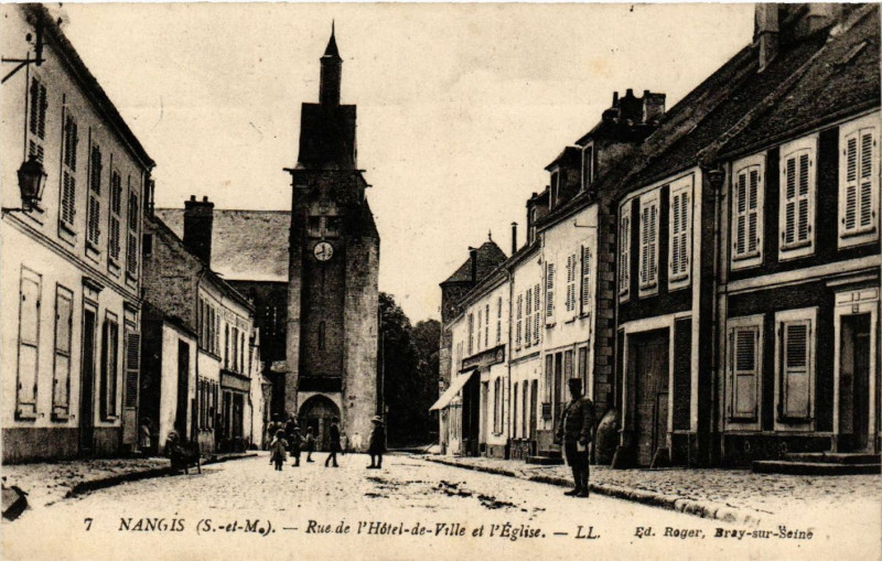 Carte postale ancienne Nangis - Rue de l'Hotel de Ville et l'Eglise à Nangis