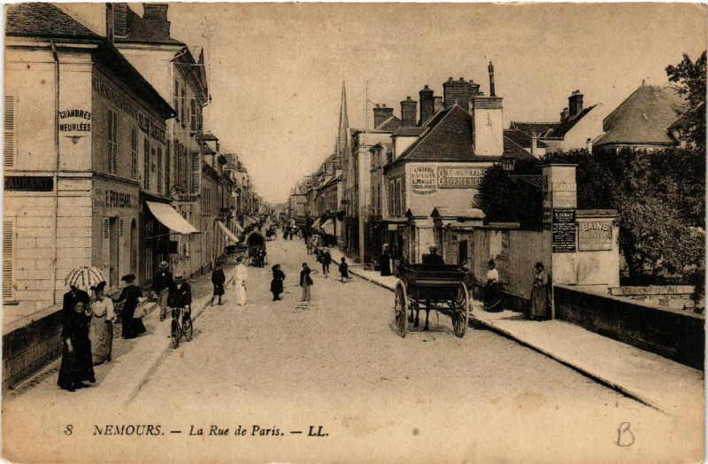 Carte postale ancienne Nemours - La Rue de Paris à Nemours