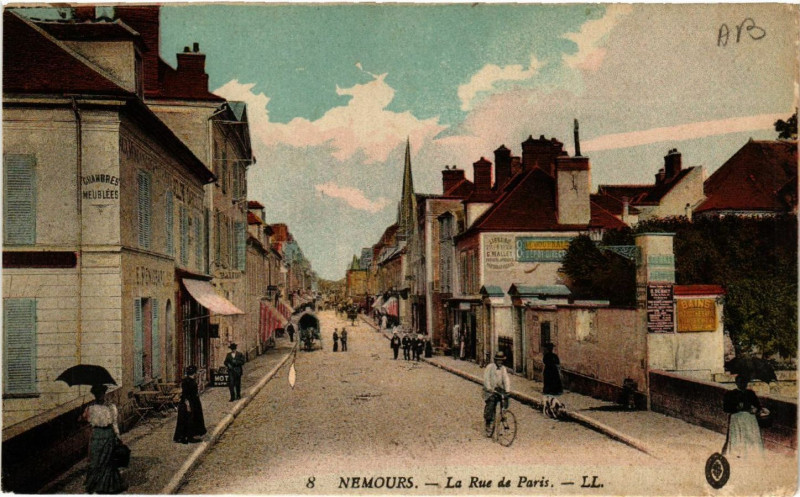 Carte postale ancienne Nemours - La Rue du Paris à Nemours