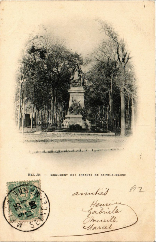Carte postale ancienne Melun - Monument des Enfants de Seine a Marne à Melun