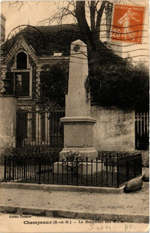 Carte postale ancienne Champeaux - Le Monument aux Morie à Champeaux