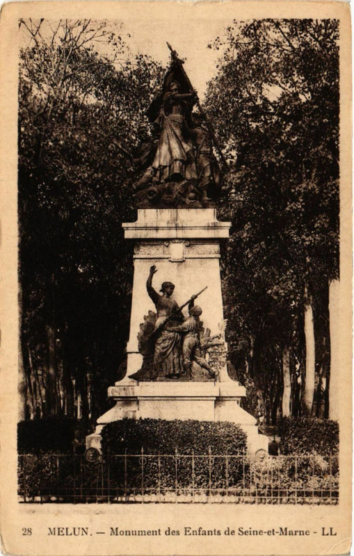 Carte postale ancienne Melun - Monument des Enfants de Seine et Marne à Melun