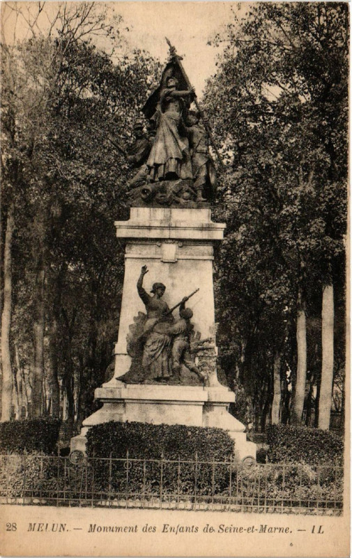 Carte postale ancienne Melun - Monument des Enfants de Seine et Marne à Melun