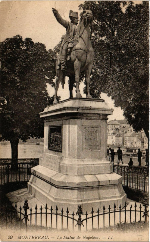 Carte postale ancienne Montereau - La Statue de Napoleon